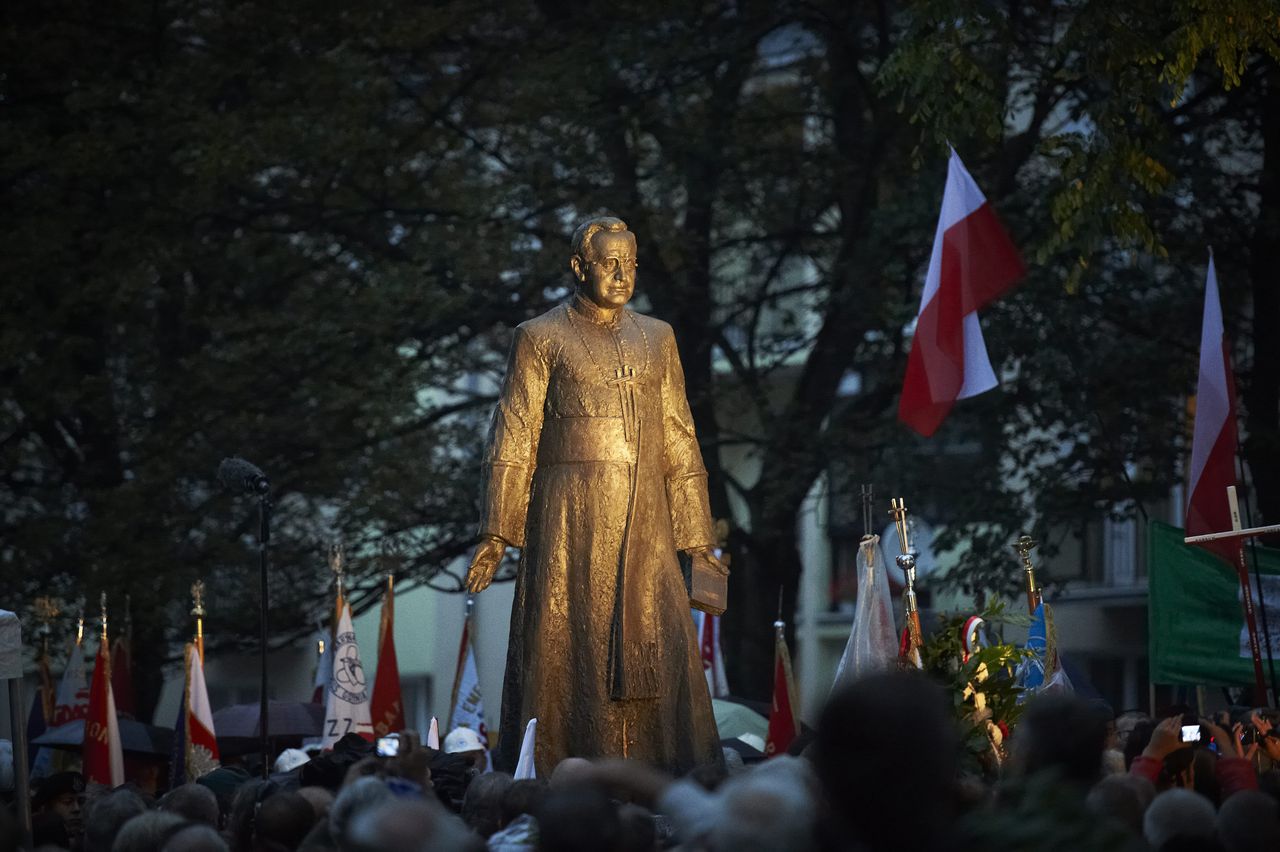 Kartki z napisem "pedofil" i dziecięce buty pod pomnikiem ks. Jankowskiego