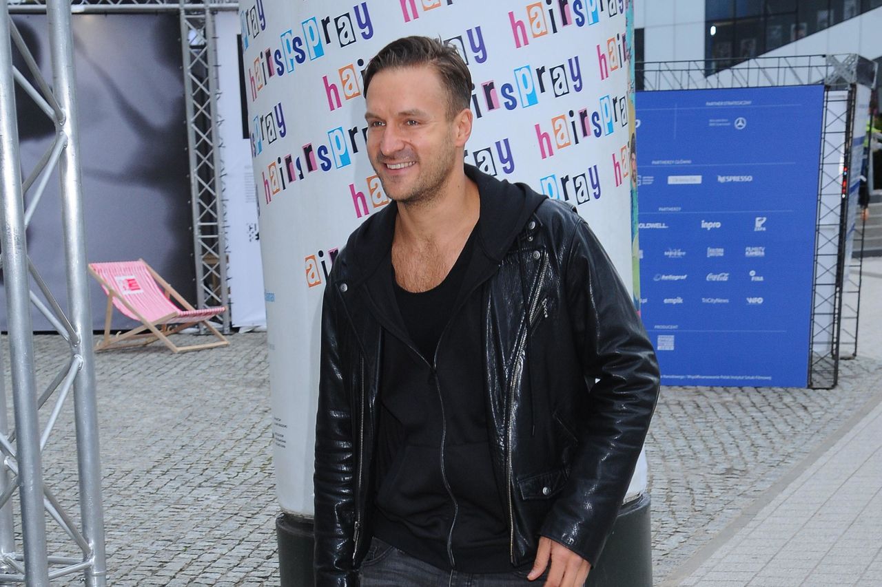 Piotr Stramowski z kolegami na mieście. Świeżo upieczony tata bawił się nocą