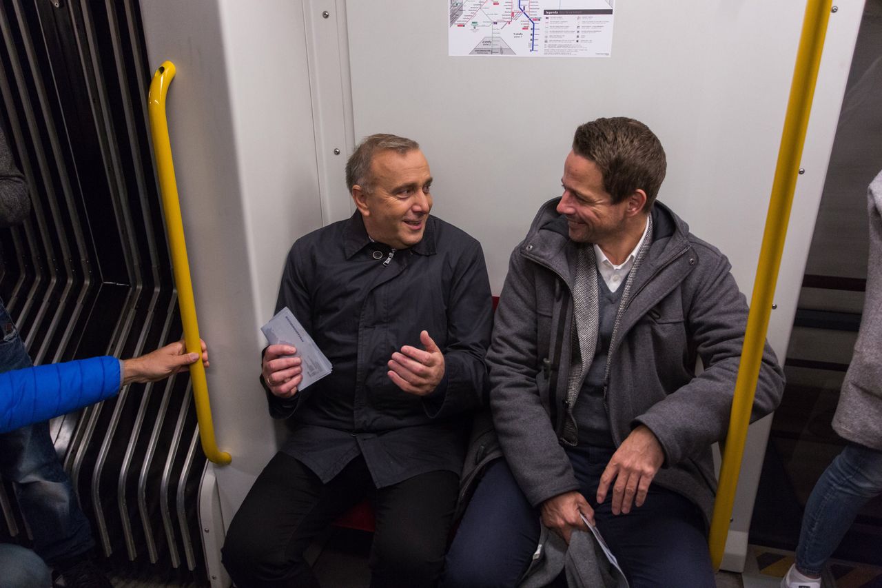 Trzaskowski i Schetyna w metrze ostrzegają warszawiaków. "Trzeba ratować Warszawę przed kandydatem PiS-u"