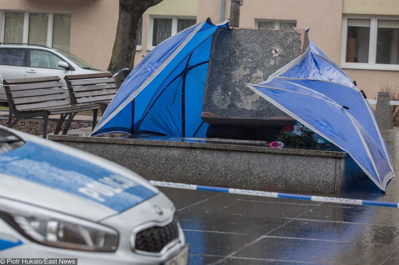 Miasto ogrodziło teren, na którym stał pomnik księdza Henryka Jankowskiego