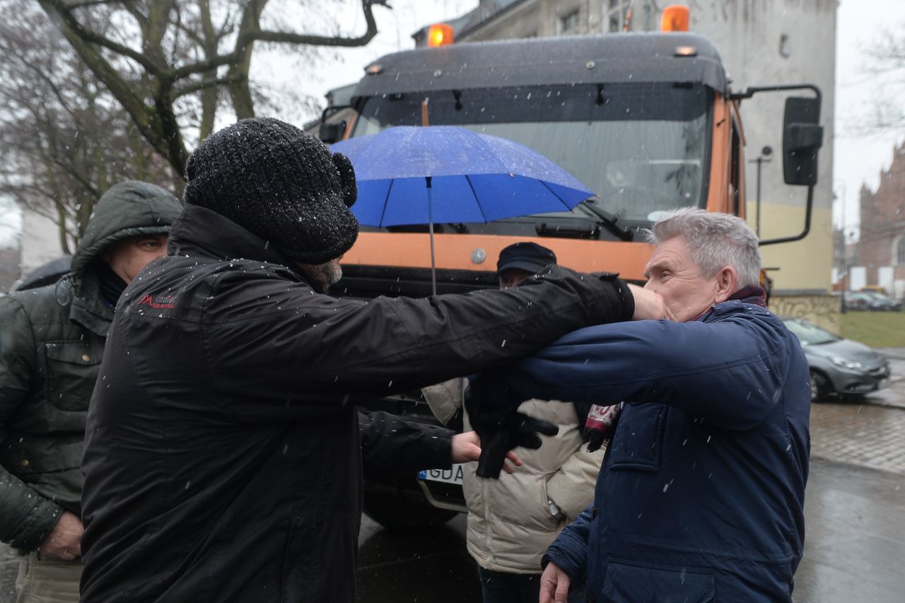 Incydent przy pomniku ks. Henryka Jankowskiego w Gdańsku. Doszło do szarpaniny