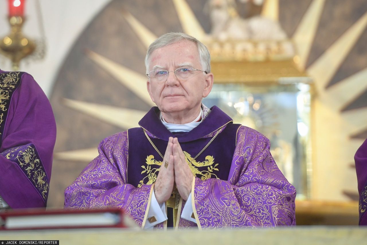 Protest społeczności LGBT przed kościołem. Abp Marek Jędraszewski odprawiał tam mszę świętą