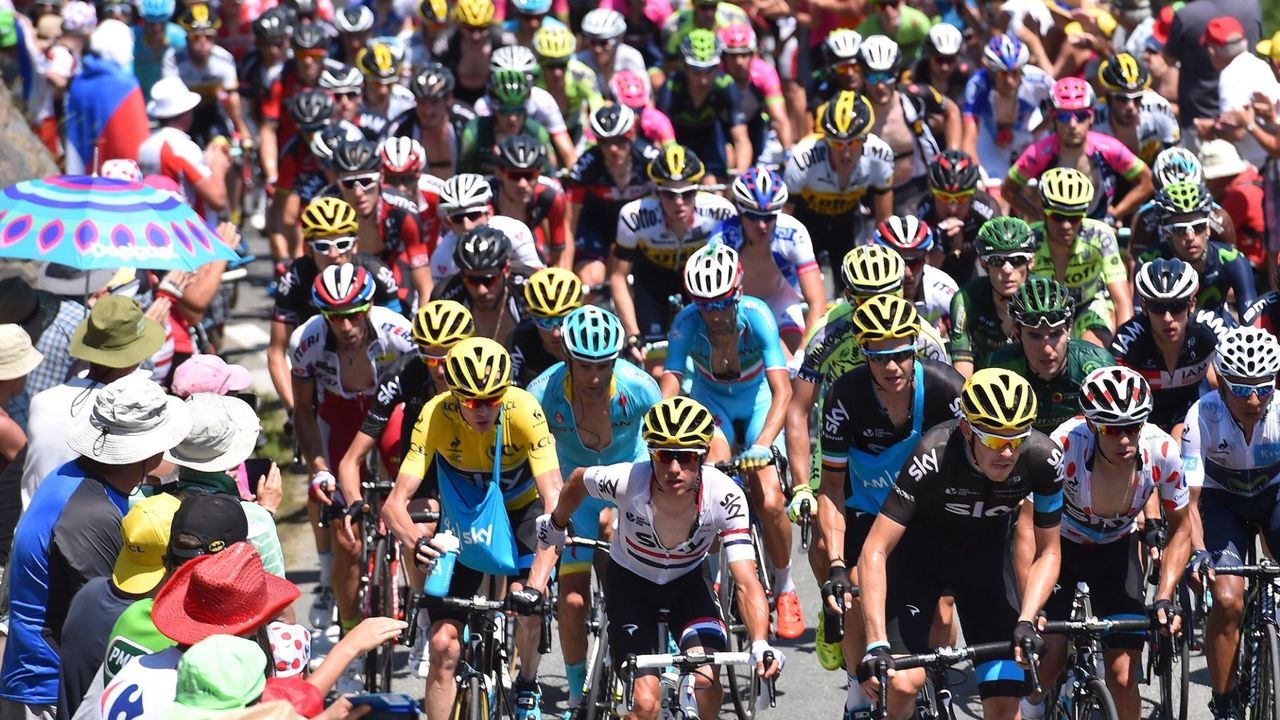 Dwustu aktorów w szaleńczym pędzie, czyli teatr peletonu