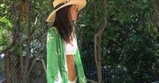 LOOK OF THE DAY: Emily Ratajkowski pokazuje, jak wykorzystać kimono latem