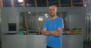 Facet w kuchni. Łukasz Majchrowski włada wałkiem lepiej niż niejedna gospodyni