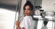 Emily Ratajkowski pokochała crop topy. Nosi je nie tylko w domu!