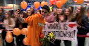 Dawid Kwiatkowski otoczony tłumem fanek po powrocie z Los Angeles! WIDEO