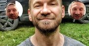 "Niewyraźny" Przemysław Kossakowski nadawał z ŁAZIENKI. Teraz tłumaczy swoje zachowanie. Nie ukrywa zażenowania