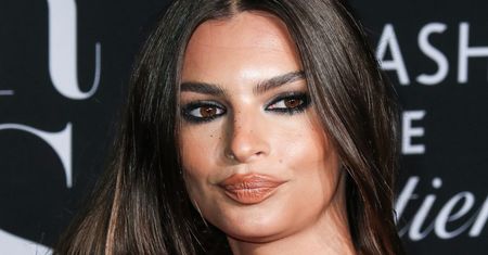 Emily Ratajkowski w sukience z popularnej sieciówki. Wyglądała fenomenalnie