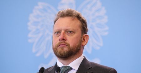 Dylemat z otwarciem gospodarki. Szumowski: "Pewne sklepy, być może, muszą być uruchomione"