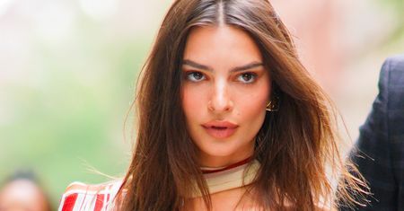 Emily Ratajkowski w różowym garniturze. Muza projektantów