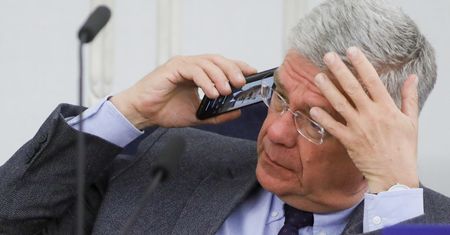 Stanisław Karczewski ma zdjęcie Tuska ma wyświetlaczu telefonu? "Nie, nie"