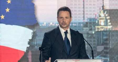 Trzaskowski apeluje do samorządów, aby wpłynęli na rząd PiS. "Ich wypowiedzi zbliżają nas do wyjścia z UE"