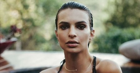 Uwielbia się rozbierać. Emily Ratajkowski w gorącej sesji