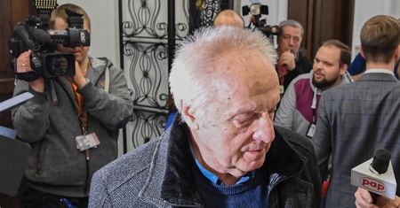 Prokuratura chce postawić zarzuty Stefanowi Niesiołowskiemu. Poseł jest gotów sam zrzec się immunitetu