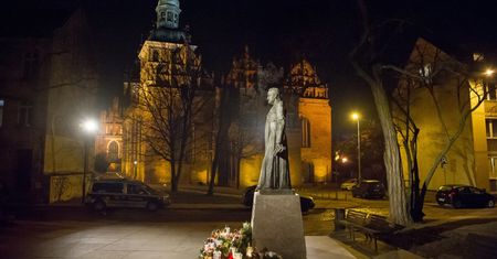 Jest postępowanie ws. pomnika ks. Jankowskiego