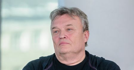 Nigdy nie komplementuje bliskich. Jakim jest ojcem?