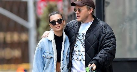 Emily Ratajkowski przechadza się po Nowym Jorku. Odsłoniła szczupły brzuch
