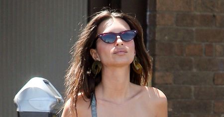 Emily Ratajkowski w stroju zajączka. Reklamuje bieliznę własnej marki