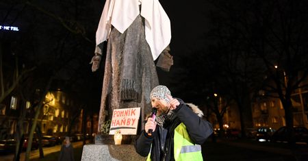 Protest w Gdańsku przed pomnikiem ks. Jankowskiego. "Obraża ofiary"