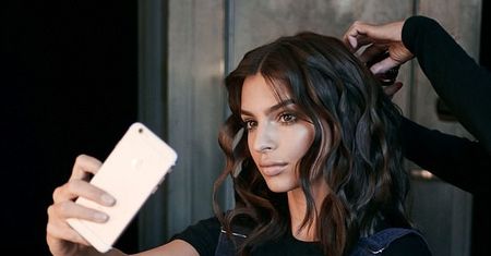 Emily Ratajkowski w kampanii Kérastase. Hipnotyzuje spojrzeniem i urzeka włosami