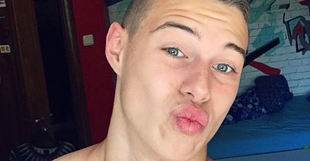 Adam Zdrójkowski pozuje na urlopie z dziewczyną. Najlepszy jest komentarz mamy
