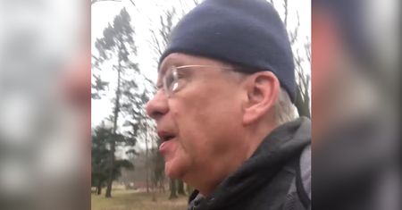 Stanisław Karczewski pokazuje, co robi, skoro sklepy zamknięte