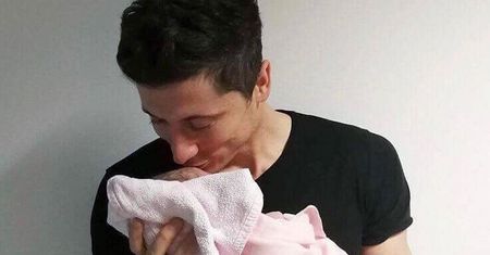 Robert Lewandowski na spacerze z Klarą-Króliczkiem. Co za słodycz!