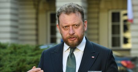 Koronawirus w Polsce a wybory prezydenckie. "Minister zdrowia ma misję: przekonać prezesa" (OPINIA)