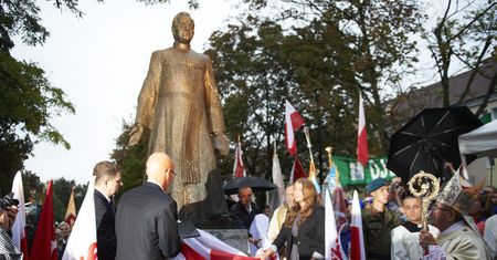 Joanna Scheuring-Wielgus chce usunięcia pomnika ks. Jankowskiego. "Zasługi dla kraju niczego nie wymazują"