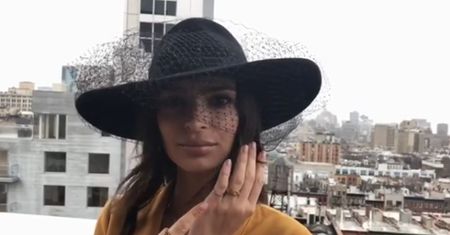 Emily Ratajkowski wyszła za mąż po 2 miesiącach randkowania. Teraz pokazała obrączkę