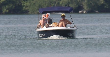 Rodzina Kwaśniewskich na wakacjach. Opalają się na łódce