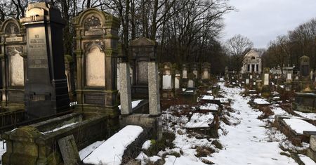 Rząd przekazał 100 mln zł na cmentarz żydowski. Są pierwsze efekty