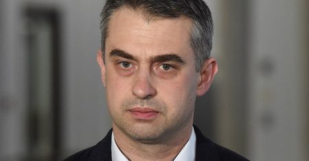 Nietypowy gadżet w debacie polityków. Poseł PiS otrzymał kajdanki