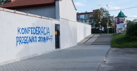 Antysemicki napis na murze cmentarza żydowskiego w Tarnowie. Konfederacja: To prowokacja