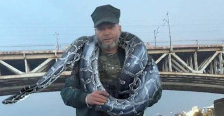 Krzysztof Rutkowski pokazał zdjęcie z pytonem. Sprawa rozwiązana? Nie do końca