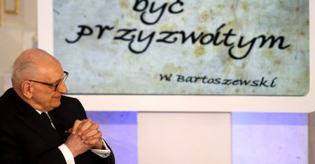 Muzeum Auschwitz broni prof. Bartoszewskiego. "Obrzydliwy atak"