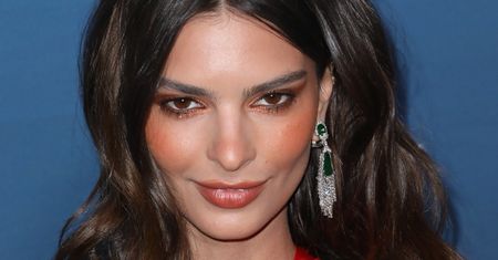 Emily Ratajkowski w stroju kąpielowym. Zmysłowy kostium wiele odkrywa