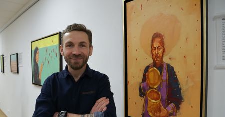 Przemysław Kossakowski dziś jest jak Indiana Jones. Do telewizji trafił... z urzędu pracy