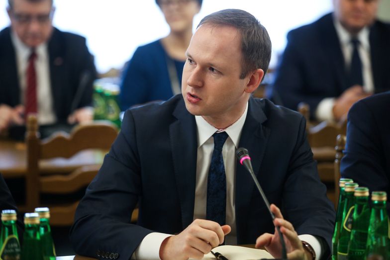 Marek Chrzanowski usłyszał zarzuty przekroczenia uprawnień i działania na szkodę interesu publicznego państwa w celu osiągnięcia korzyści osobistej.