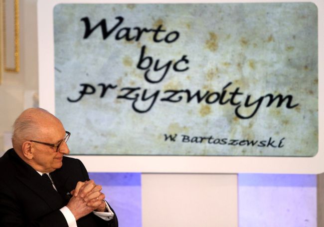 Muzeum Auschwitz odpowiedziało na skandaliczne wpisy dziennikarza o prof. Bartoszewskim