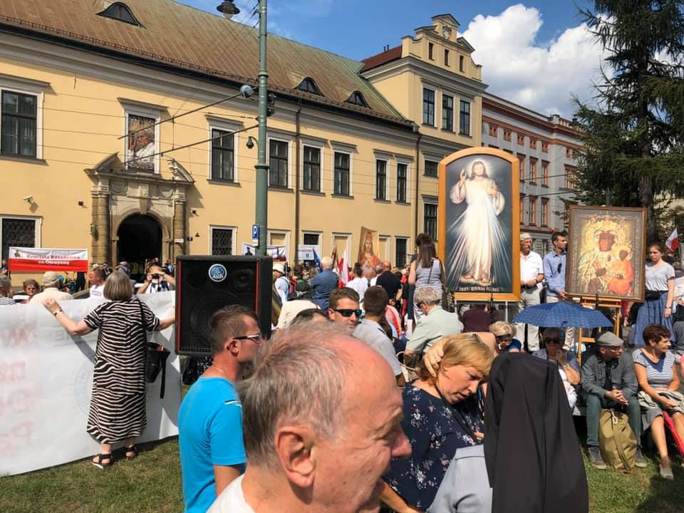 W Krakowie odbywa się demonstracja w obronie abp. Marka Jędraszewskiego