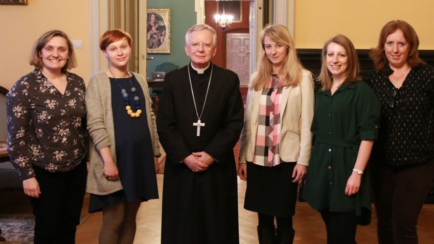 Abp Marek Jędraszewski  z pracownicami biura prasowego