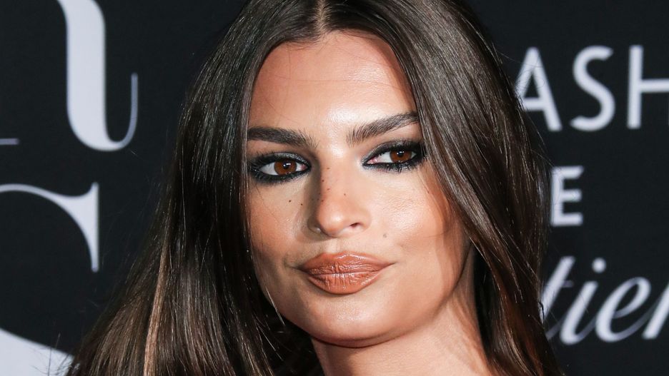 Emily Ratajkowski w sukience ze znanej sieciówki