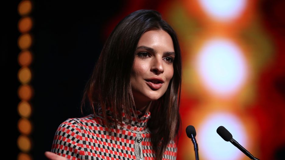 Emily Ratajkowski podczas przemówienia na gali GQ