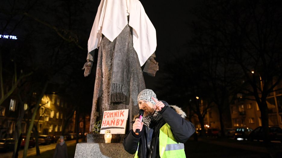 Pomnik ks. Jankowskiego zakryto białym prześcieradłem