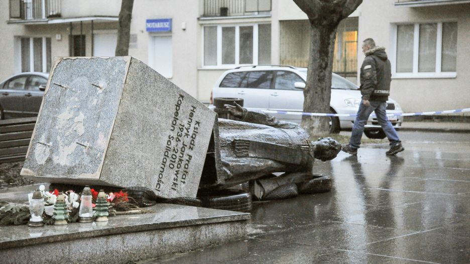 Pomnik Jankowskiego leżał rano na ziemi. W ciągu dnia został usunięty 