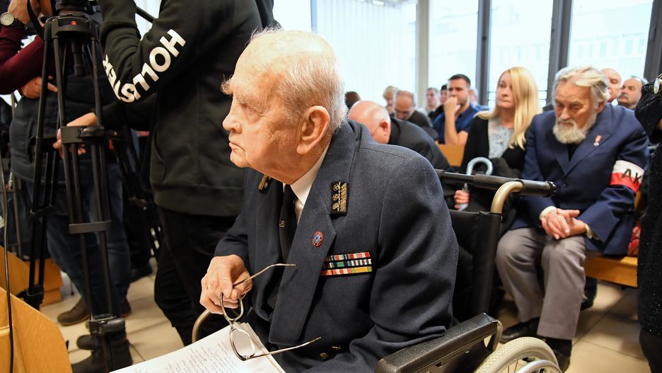 Jeden z powodów, kombatant, żołnierz AK Zbigniew Radłowski na sali rozpraw Sądu Okręgowego w Krakowie