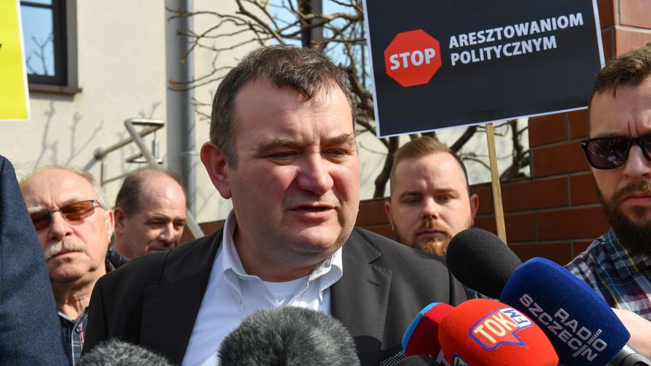 Sekretarz generalny i poseł PO Stanisław Gawłowski przed Prokuraturą Krajową w Szczecinie