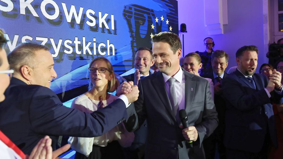 Rafał Trzaskowski i Grzegorz Schetyna podczas wieczoru wyborczego Koalicji Obywatelskiej.
